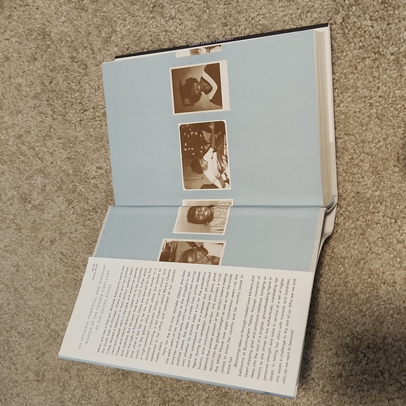 Becoming Book by Michelle Obama - Picture 2 of 3